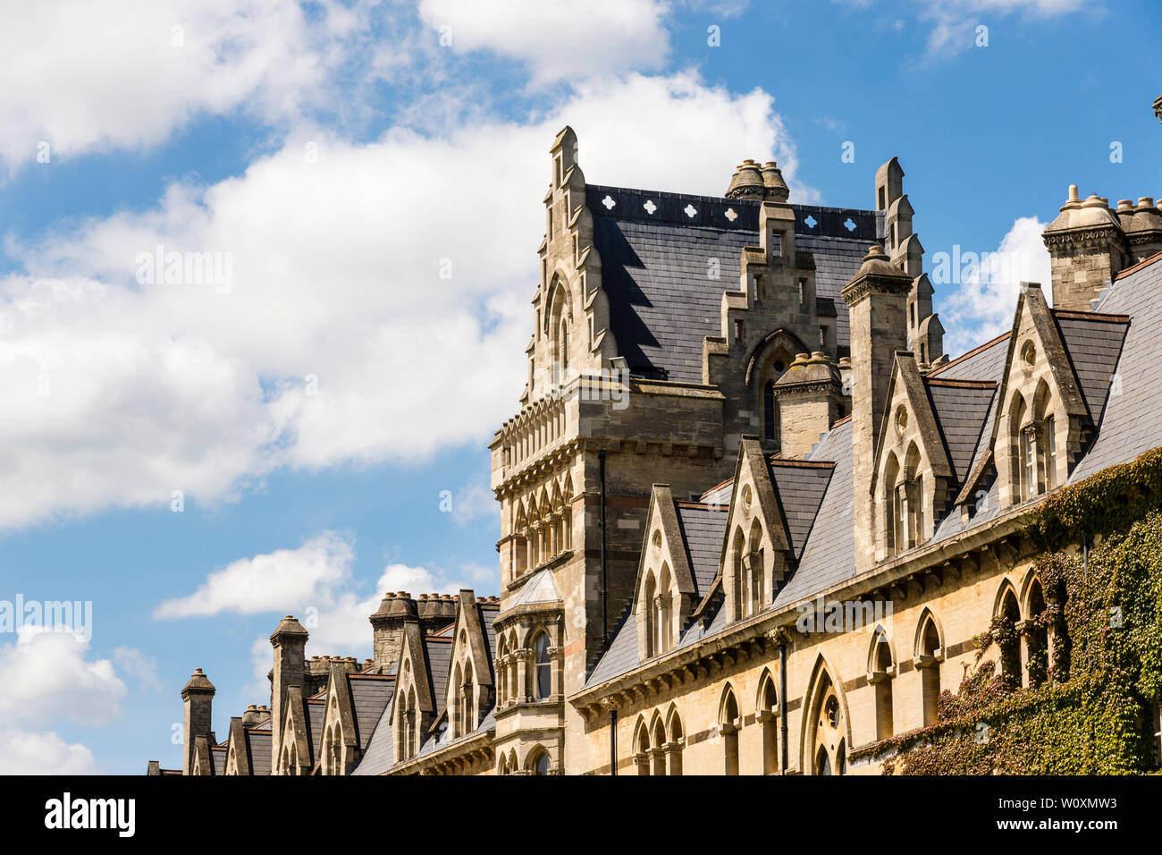 Die hellen, sonnigen Süden Fassade und Dach der Wiese Gebäude des Christ Church College an einem schönen Sommer in der Universitätsstadt Oxford. Stockfoto