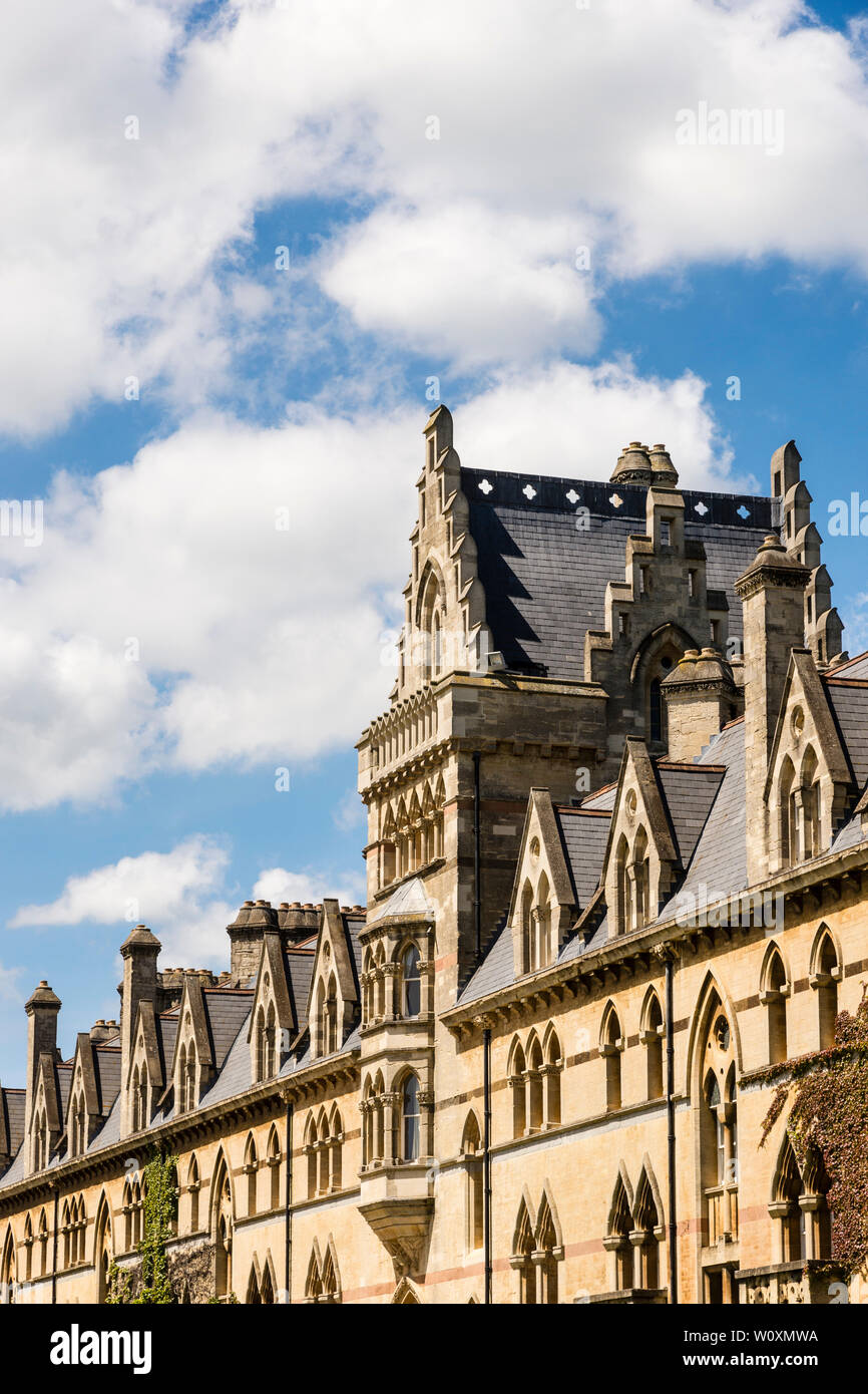 Die hellen, sonnigen Süden Fassade und Dach der Wiese Gebäude des Christ Church College an einem schönen Sommer in der Universitätsstadt Oxford. Stockfoto