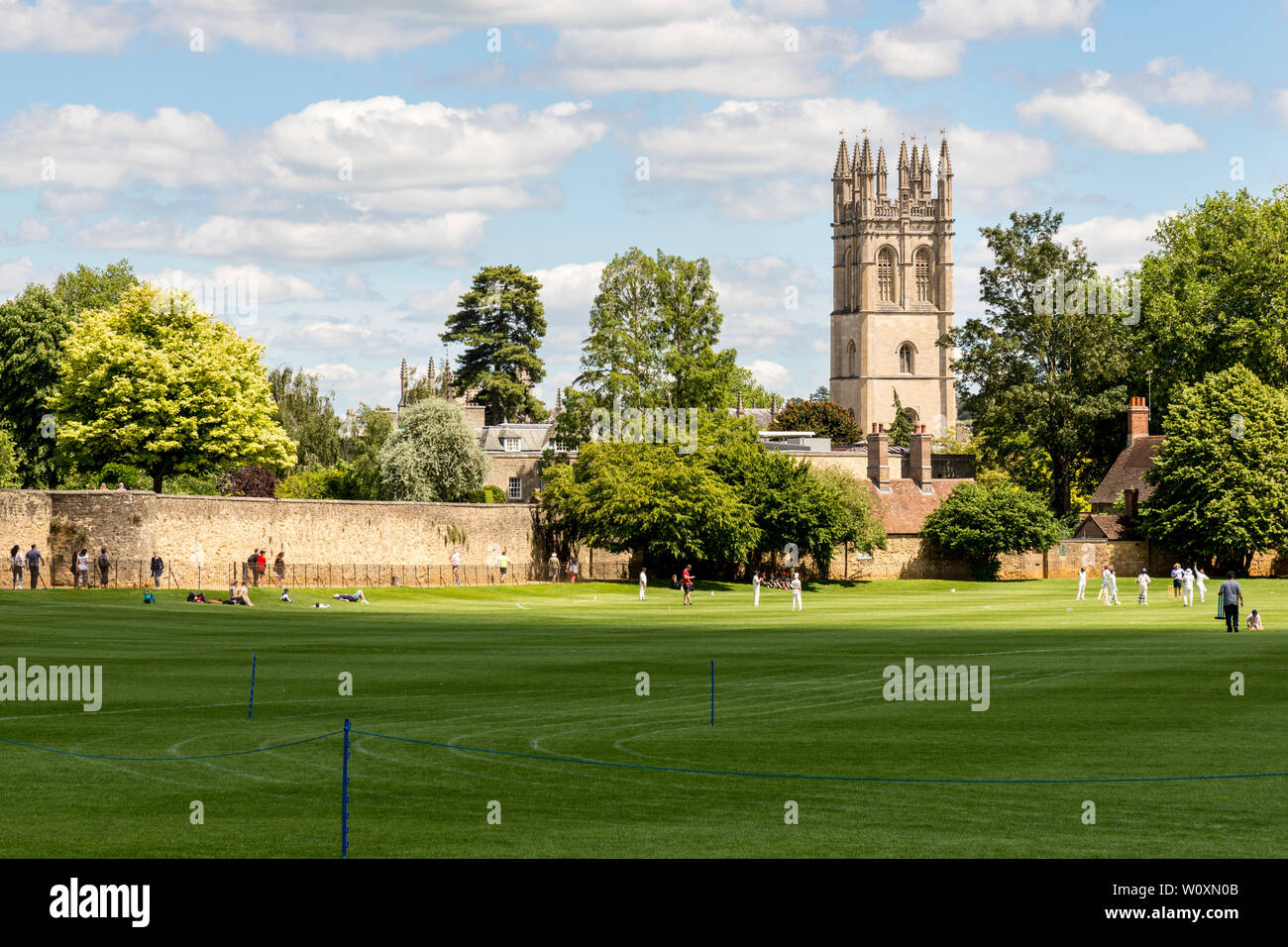 Hell sonnenbeschienenen Magdalen Tower über Christus Kirche Wiesen gesehen, das Felder an einem schönen Sommer in die berühmte Universitätsstadt Oxford. Stockfoto