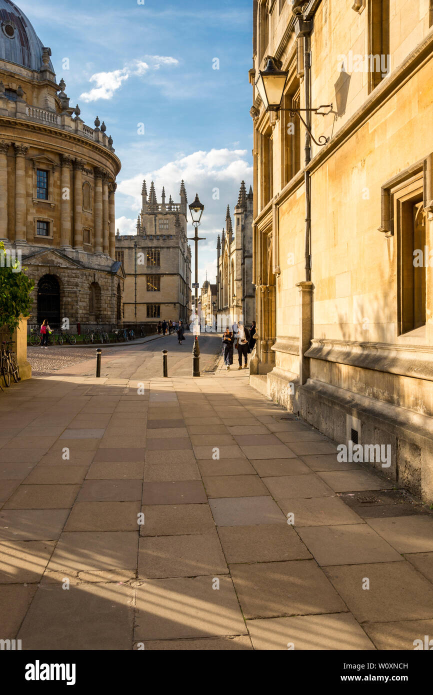 Einen schönen Sommerabend in die berühmte Universitätsstadt Oxford. Die Aussicht nach Norden in Richtung der Radcliffe Camera entlang einer ruhigen Catte St. Stockfoto