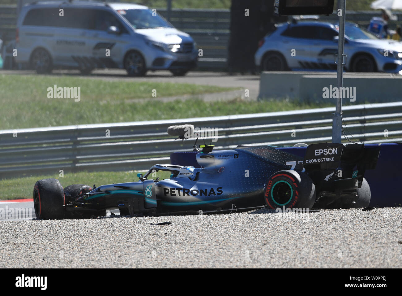 Red Bull Ring, Spielberg, Österreich. 28 Juni, 2019. FIA Formel 1 Grand Prix, Praxis Sitzungen; MERCEDES AMG PETRONAS Motorsport, Valtteri Bottas stürzt in Kurve 6 und zerstört die Frontpartie seines Auto Kredit: Aktion plus Sport/Alamy leben Nachrichten Stockfoto