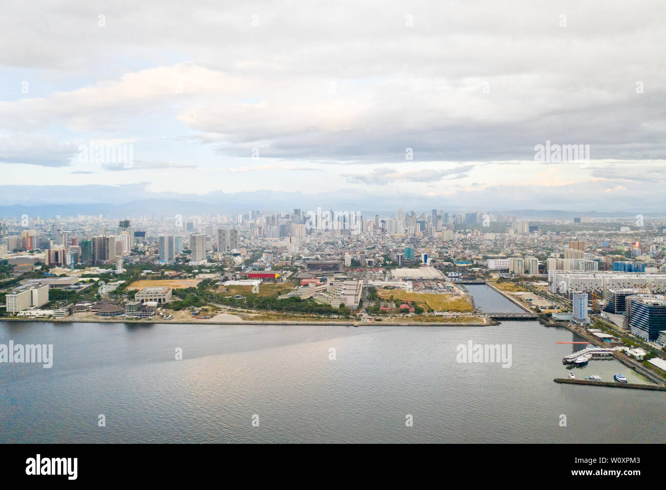 Manila City am Morgen, Ansicht von oben. Panorama von einer großen Hafenstadt. Stadt mit modernen Gebäuden und Wolkenkratzern. Manila, die Hauptstadt der Philippinen. Asiatische Metropole. Stockfoto