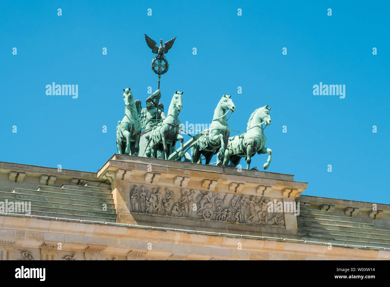 Oben auf das Brandenburger Tor- Wahrzeichen Berlins isoalted auf blauen Himmel Stockfoto