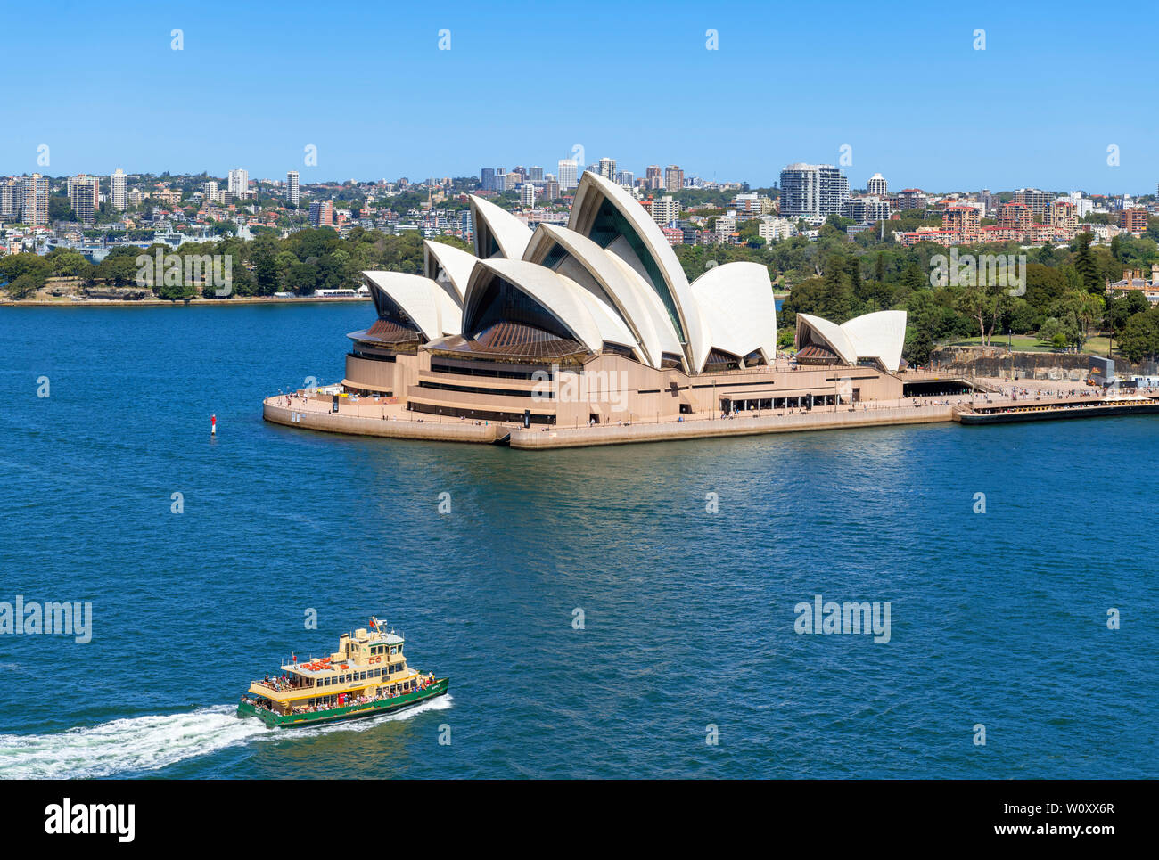 Harbour Fähre vor der Oper von Sydney, Sydney, New South Wales, Australien Stockfoto