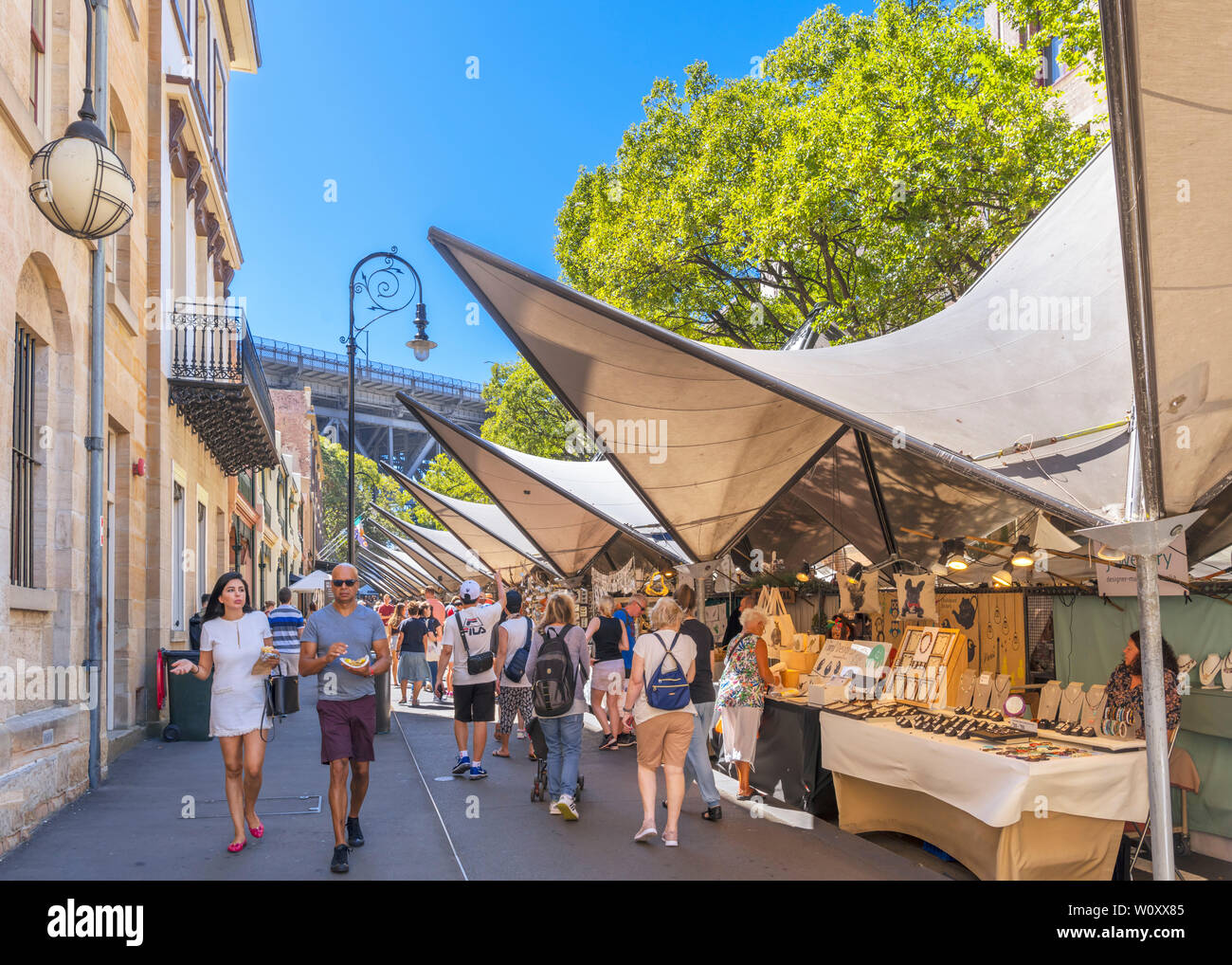 Markt am Sonntag auf der George Street im Stadtteil The Rocks, Sydney, New South Wales, Australien Stockfoto
