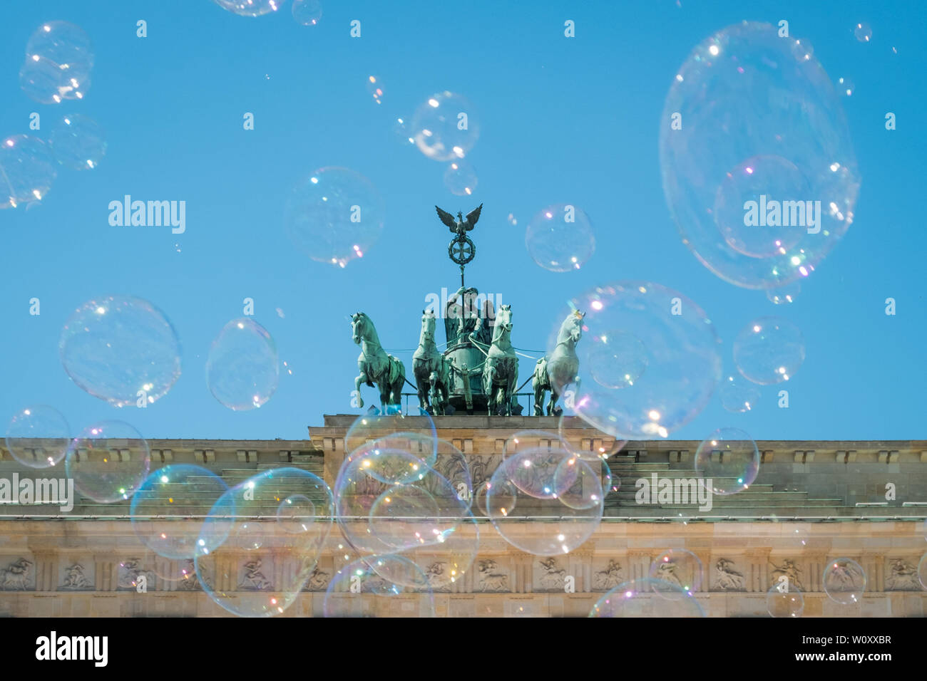 Brandenburger Tor/Brandenburger Tor an einem sonnigen Tag mit blauem Himmel und Seifenblasen - Stockfoto