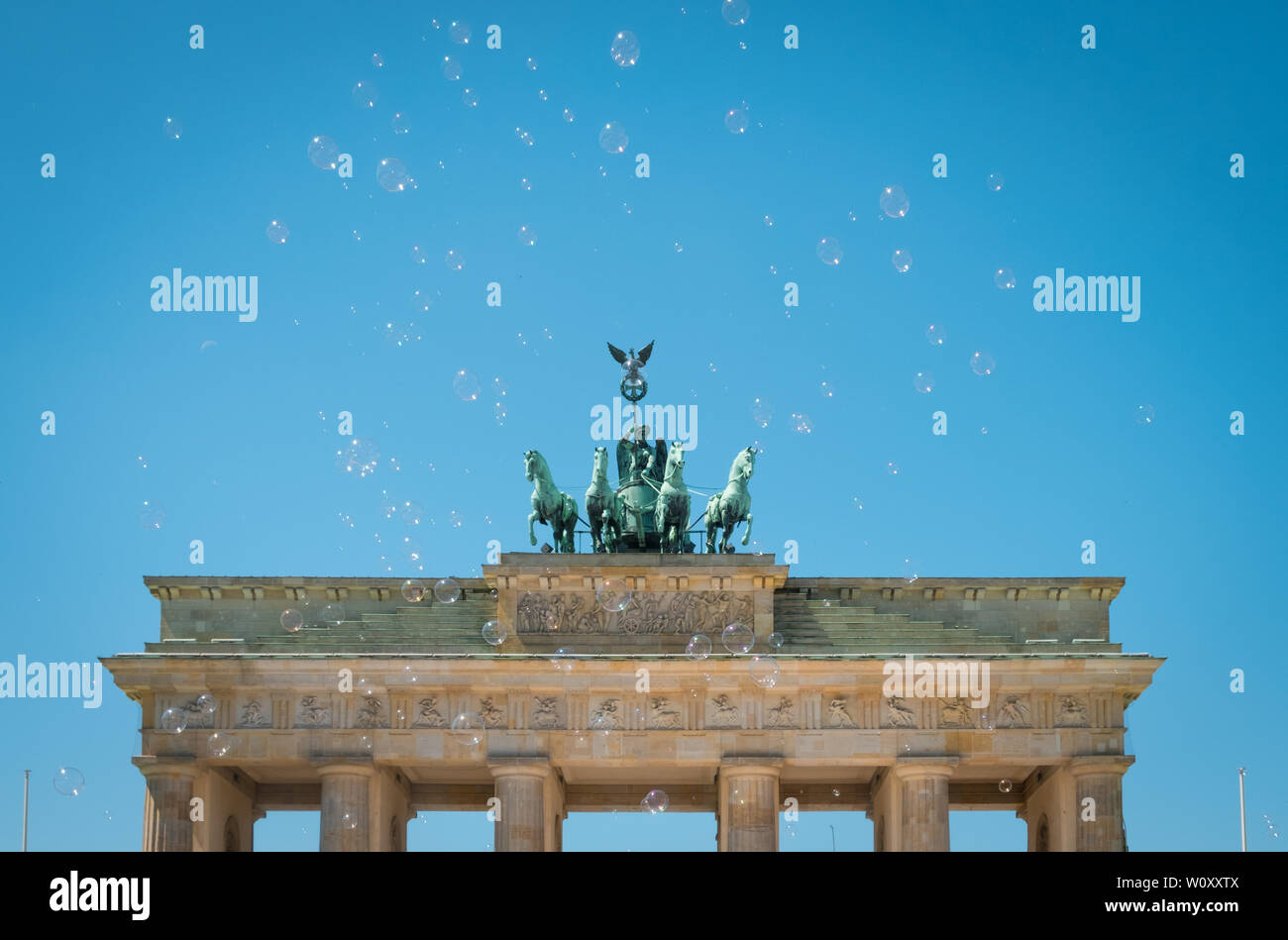 Brandenburger Tor/Brandenburger Tor an einem sonnigen Tag mit blauem Himmel und Seifenblasen - Stockfoto