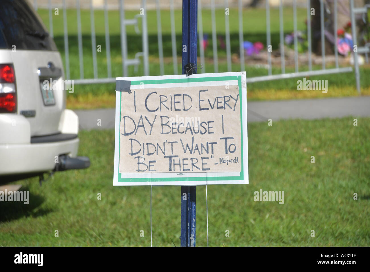 HOMESTEAD, Florida - Juni 27: Atmosphäre der Einrichtung, die mit Kindern von Migranten vor einer Haftanstalt. Die umstrittene gemeinnützige Detention Center hält rund 2.300 Kinder im Alter von 13 bis 17, die in der Obhut des Ministeriums für Gesundheitswesen und soziale Dienste platziert worden, nachdem an der Grenze festgehalten wird am 27. Juni 2019. Am 26. Juni 2019 in Homestead Florida Personen: Atmosphäre Stockfoto