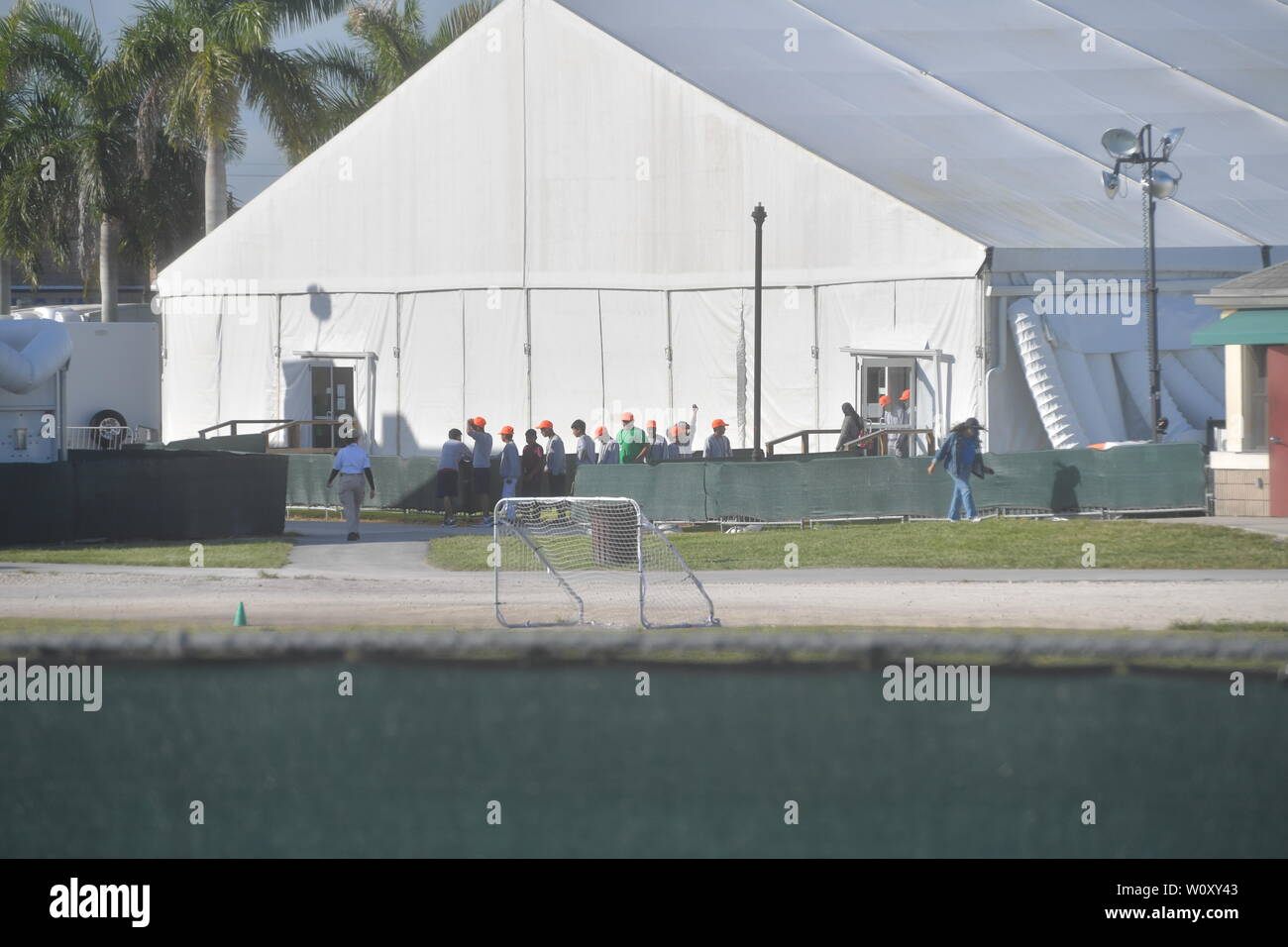 HOMESTEAD, Florida - Juni 27: Atmosphäre der Einrichtung, die mit Kindern von Migranten vor einer Haftanstalt. Die umstrittene gemeinnützige Detention Center hält rund 2.300 Kinder im Alter von 13 bis 17, die in der Obhut des Ministeriums für Gesundheitswesen und soziale Dienste platziert worden, nachdem an der Grenze festgehalten wird am 27. Juni 2019. Am 26. Juni 2019 in Homestead Florida Personen: Atmosphäre Stockfoto