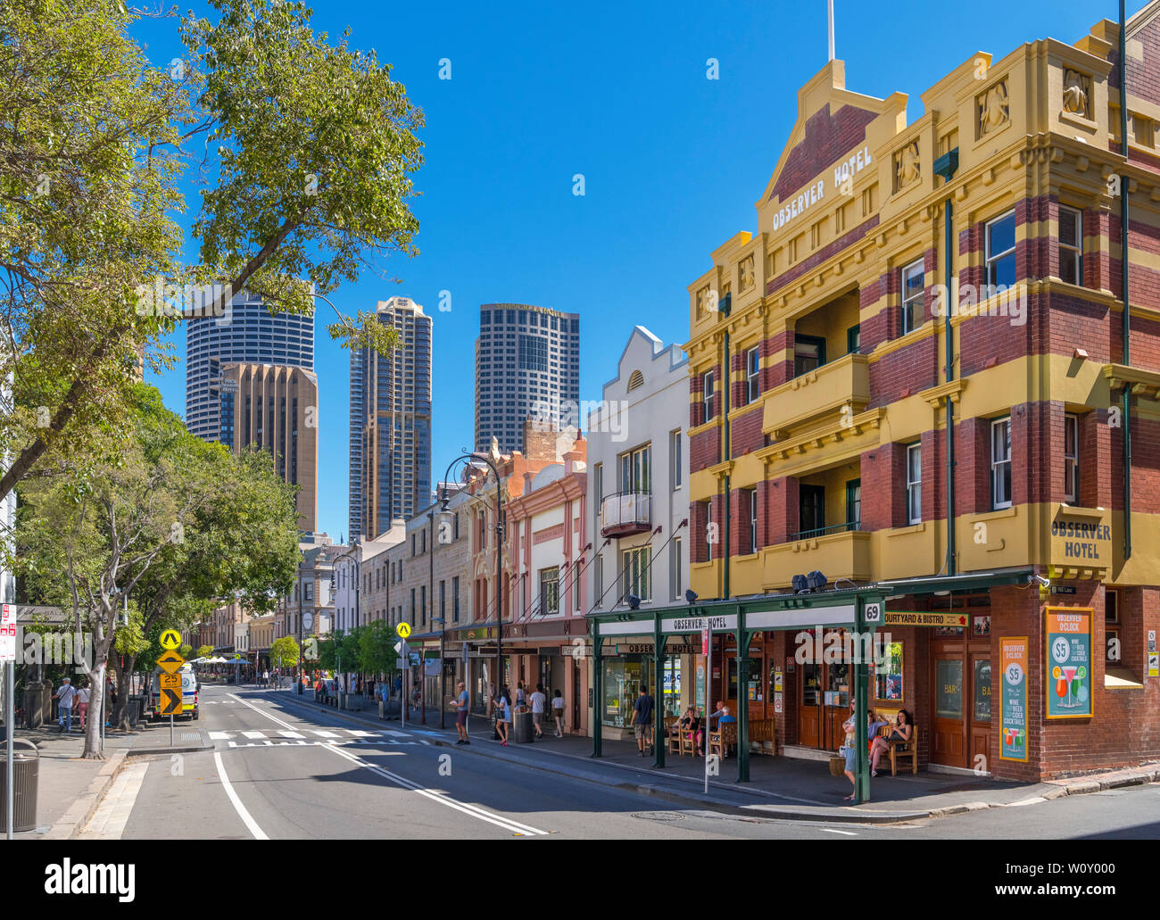 George Street in The Rocks mit dem zentralen Geschäftsviertel hinter, Sydney, Australien Stockfoto