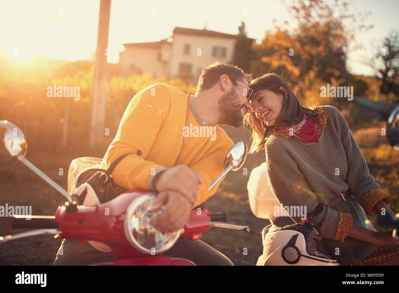 Romantische junge Paar reiten auf einem Roller und genießen auf der Reise. Stockfoto