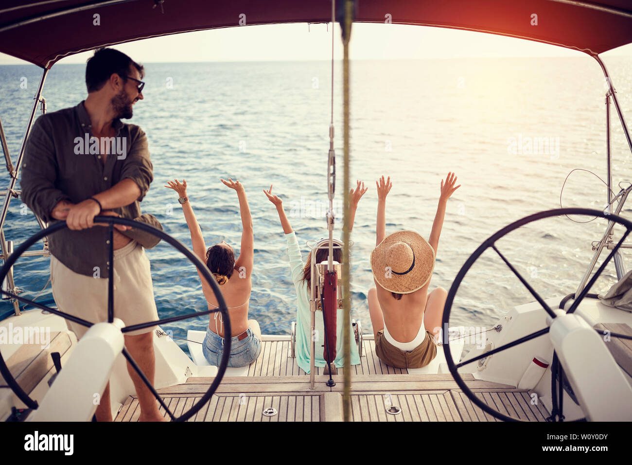Gruppe junger Freunde auf der luxuriösen Yacht gemeinsam genießen Stockfoto