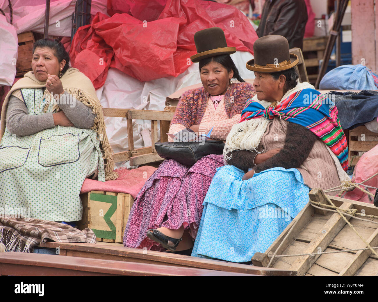 Traditionelle cholitas sozialisieren, La Paz, Bolivien Stockfoto