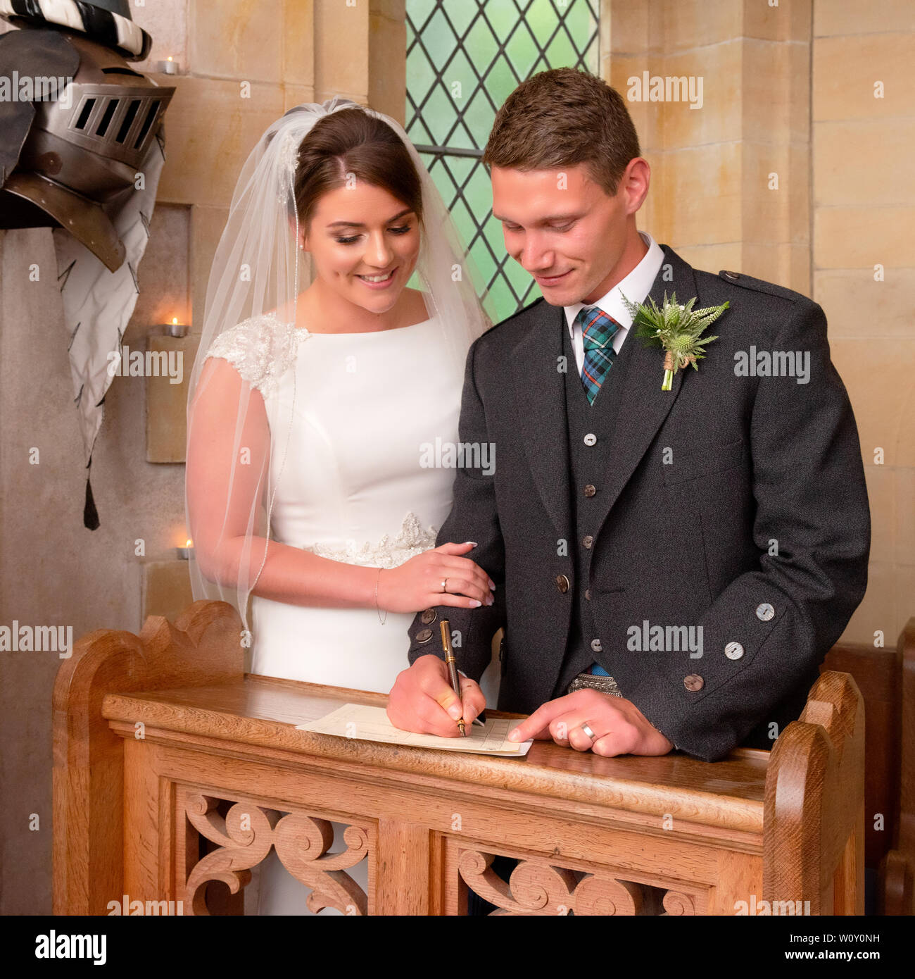 Eine Braut und Bräutigam von einem schottischen Hochzeit, die auf dem Belladrum Immobilien, Kiltarlity, Inverness-shire stattfand. Stockfoto