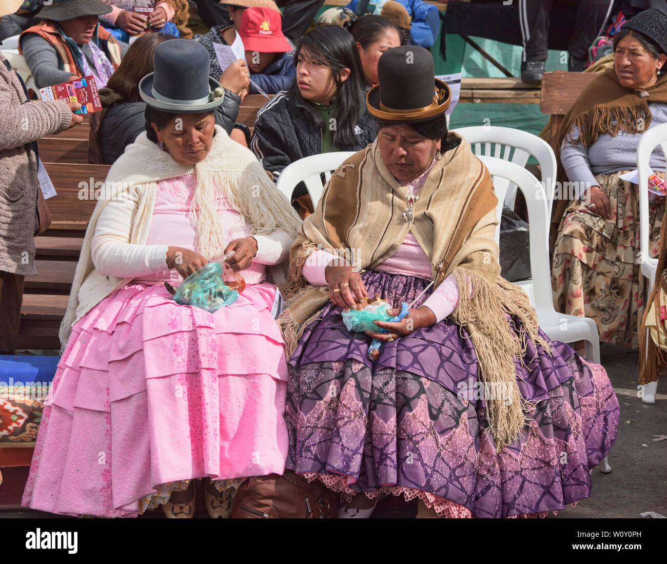 Traditionelle cholitas sozialisieren, La Paz, Bolivien Stockfoto