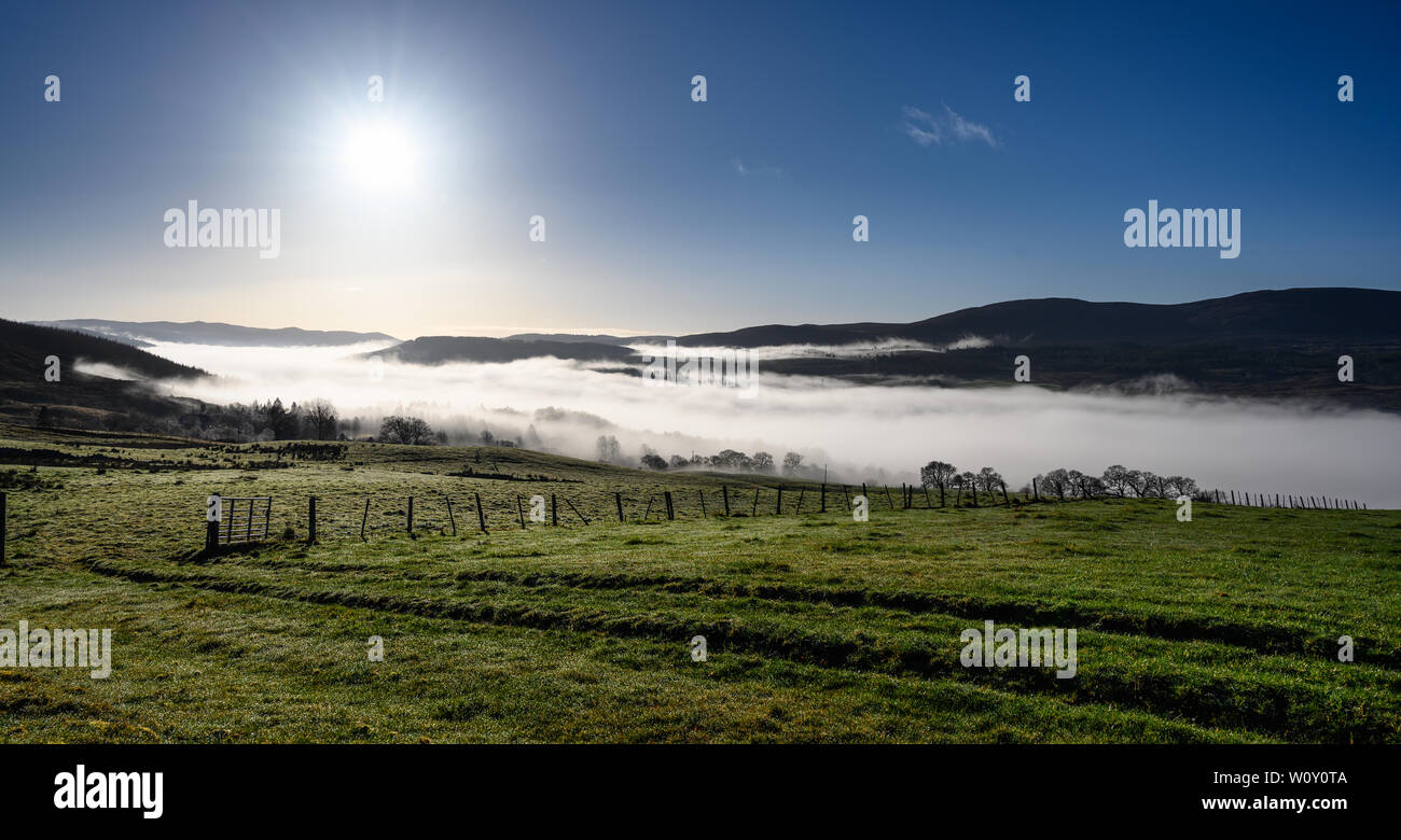 Am frühen Morgen Nebel über den Kyle von Sutherland. Von Altass Sutherland, in Richtung Ross-Shire, Schottland gesehen. Stockfoto