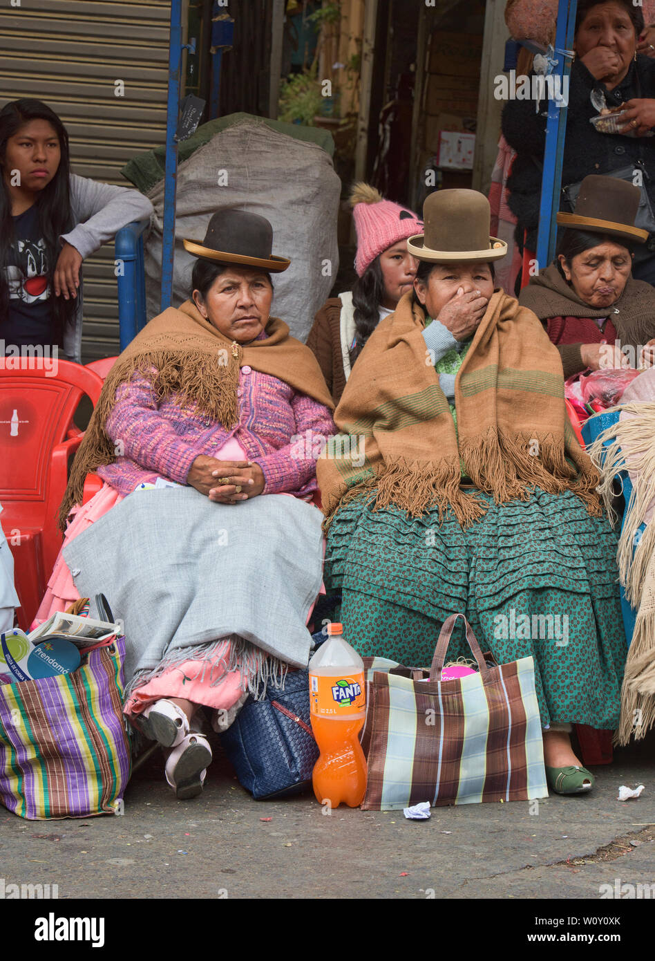 Traditionelle cholitas sozialisieren, La Paz, Bolivien Stockfoto