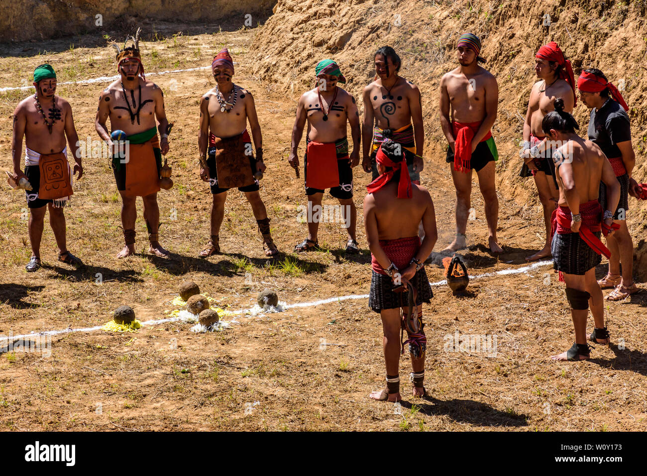 San Andrés Semetabaj, Atitlan See, Guatemala - November 10, 2018: Maya Männer durchführen Land Segen Spatenstich für ein neues Maya ballspiel Gericht vor einem Spiel. Stockfoto