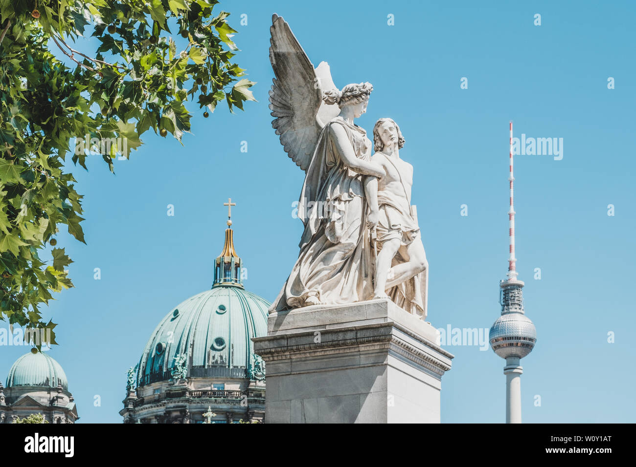 Berlin, Deutschland - Juni, 2019: Die Statue Nike die verwundeten Krieger mit Fernsehturm (Fernsehturm) und der Berliner Dom im Hintergrund unterstützt Stockfoto