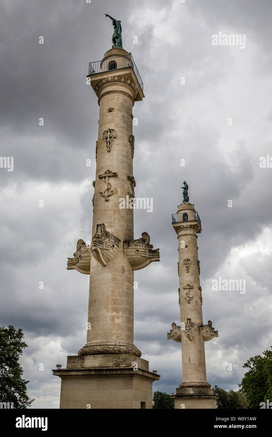 Place des Quinconces, Bordeux, Frankreich. Die Spalten symbolisieren, Handel und Navigation, von Henri-Louis Duhamel du Monceau im Jahr 1829 errichtet. 21 Meter. Stockfoto