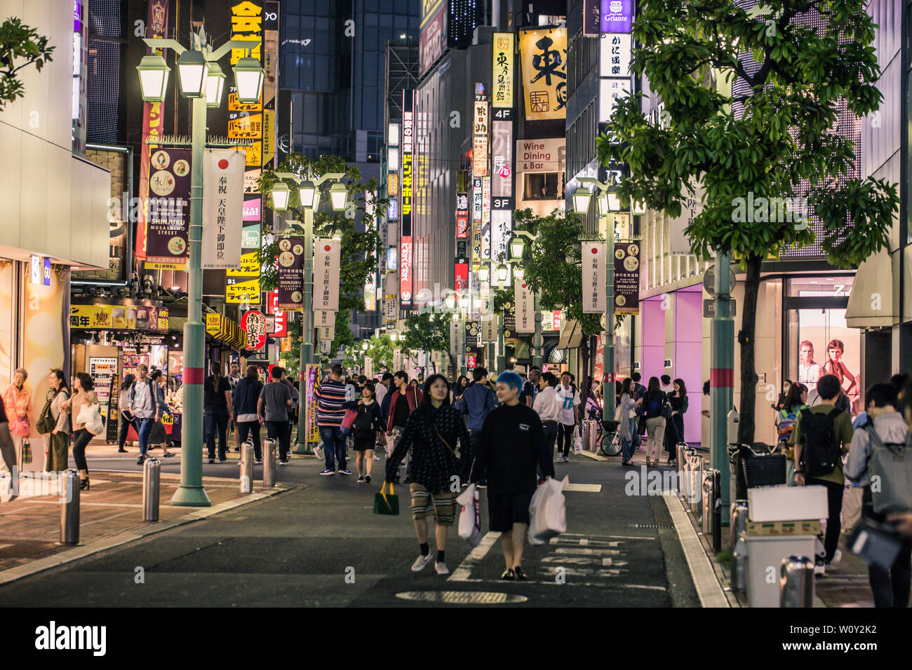 Tokio - 19. Mai, 2019: Die Menschen in den Straßen von Shinjuku, Tokyo, Japan Stockfoto