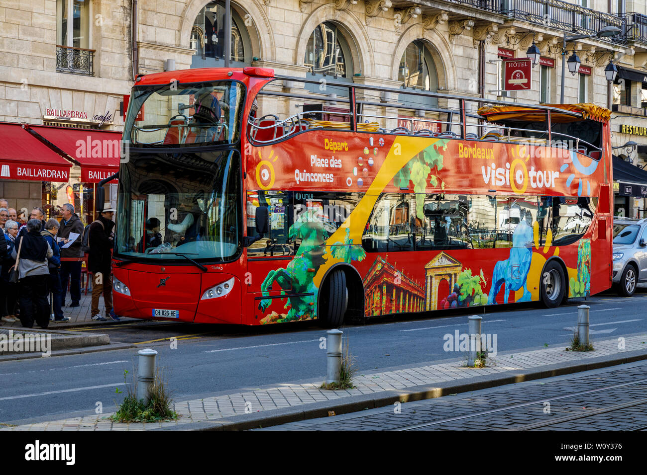 Red open gekrönt Hop-On Hop-Off Touristenbus in die Stadt Bordeaux, im Département im Südwesten von Frankreich. Stockfoto