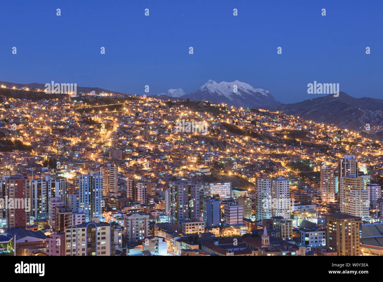 Blaue Stunde, mit Illimani überragt die Dichte von La Paz, Bolivien Stockfoto