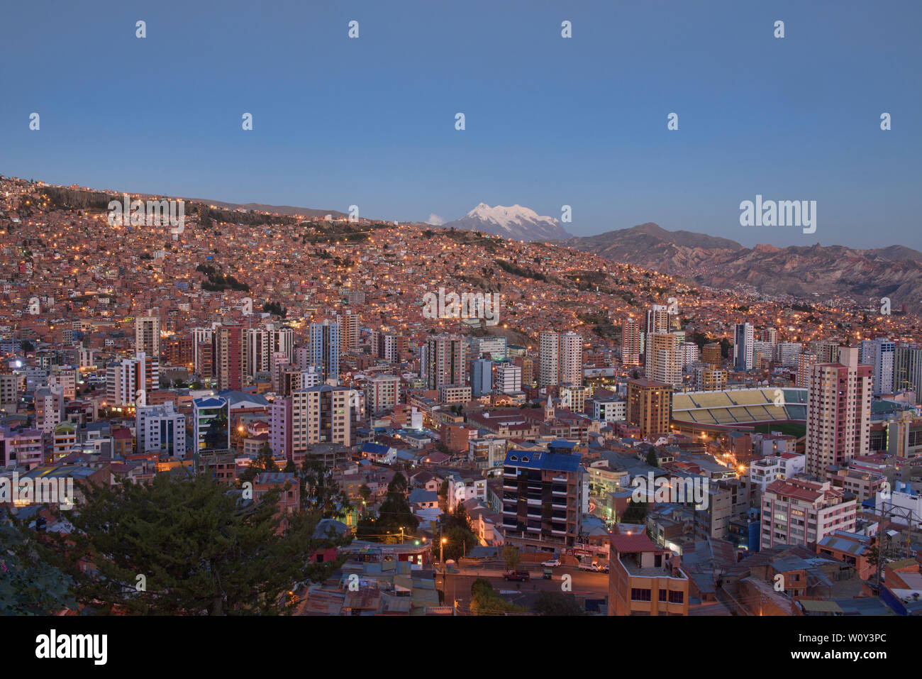 Blaue Stunde, mit Illimani überragt die Dichte von La Paz, Bolivien Stockfoto