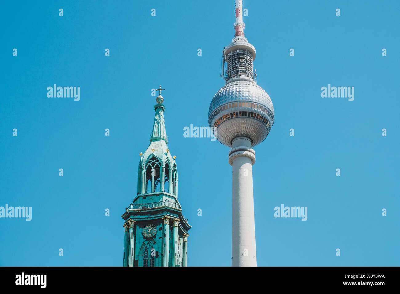 Der Berliner Fernsehturm (Fernsehturm) und der Kirche St. Maria in Berlin, Deutschland Stockfoto