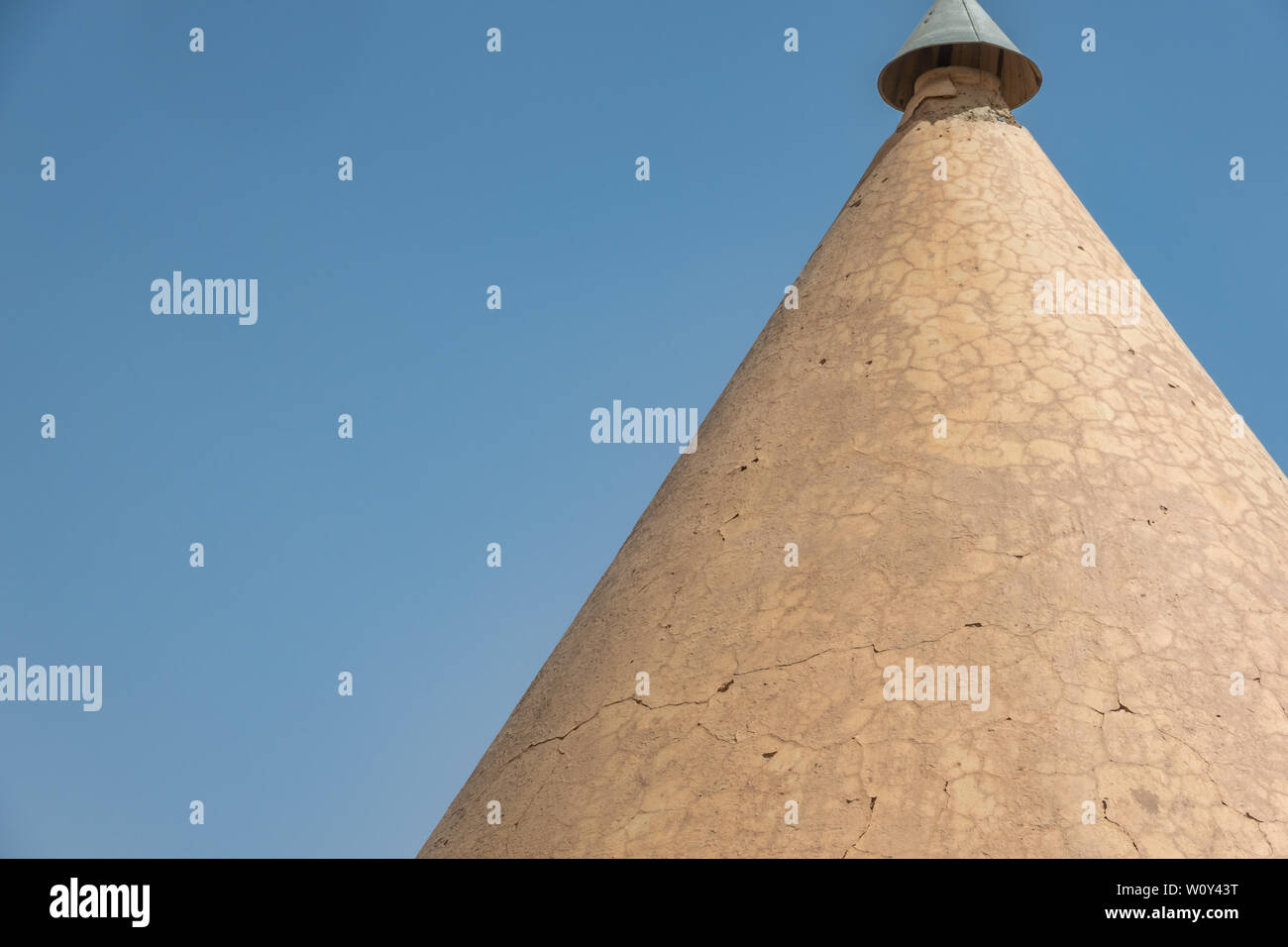 Alte teilweise zerstört spitzes Dach von einem Bahnhof der Englischen im Sudan, Afrika Stockfoto