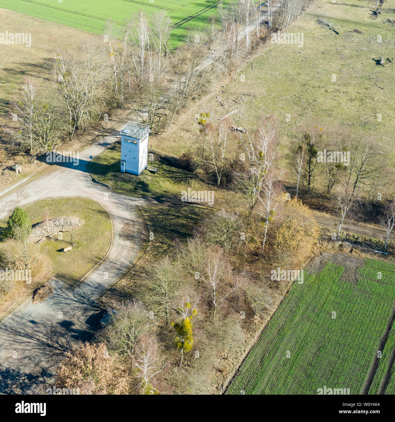 Oblique Luftaufnahme eines ehemaligen Wachturm an der innerdeutschen Grenze zwischen der Bundesrepublik Deutschland und der Deutschen Demokratischen Republik Stockfoto