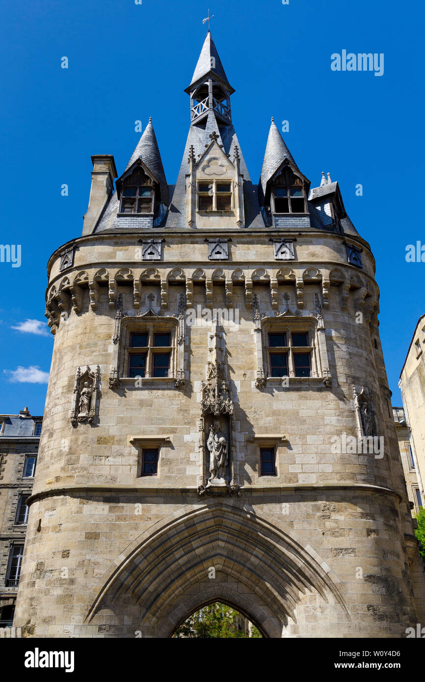 Die 1450 Porte Cailhau, cailhavel Tor, steht auf dem Schlossplatz neben dem Fluss Garonne in Bordeaux, Gironde, Frankreich. Stockfoto