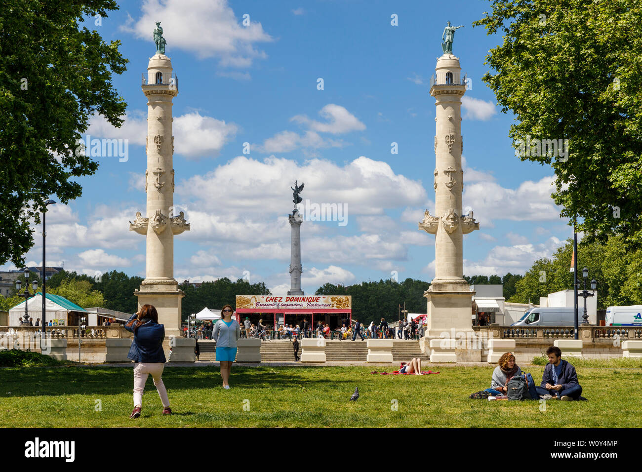 Place des Quinconces, Bordeux, Frankreich. Die Spalten symbolisieren, Handel und Navigation, von Henri-Louis Duhamel du Monceau im Jahr 1829 errichtet. 21 Meter. Stockfoto