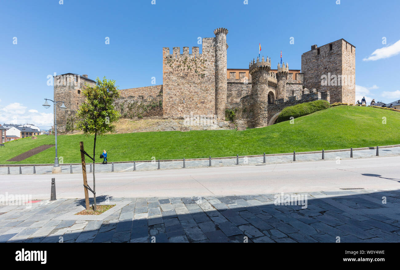 Ponferrada schloss. Castillo de Ponferrada, Ponferrada, Leon Provinz, Kastilien und Leon, Spanien. Im 12. Jahrhundert wurde die Burg von den Templa verwendet Stockfoto