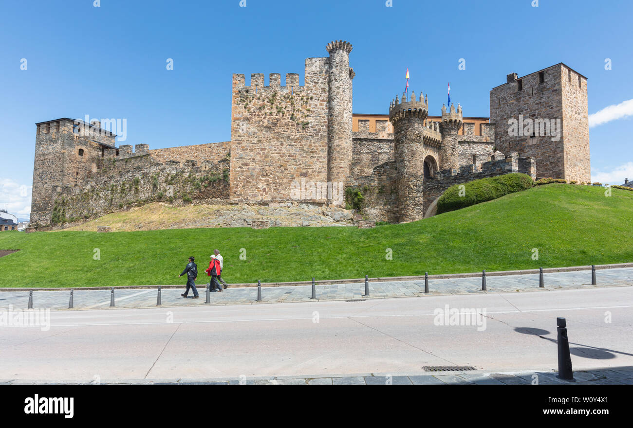 Ponferrada schloss. Castillo de Ponferrada, Ponferrada, Leon Provinz, Kastilien und Leon, Spanien. Im 12. Jahrhundert wurde die Burg von den Templa verwendet Stockfoto