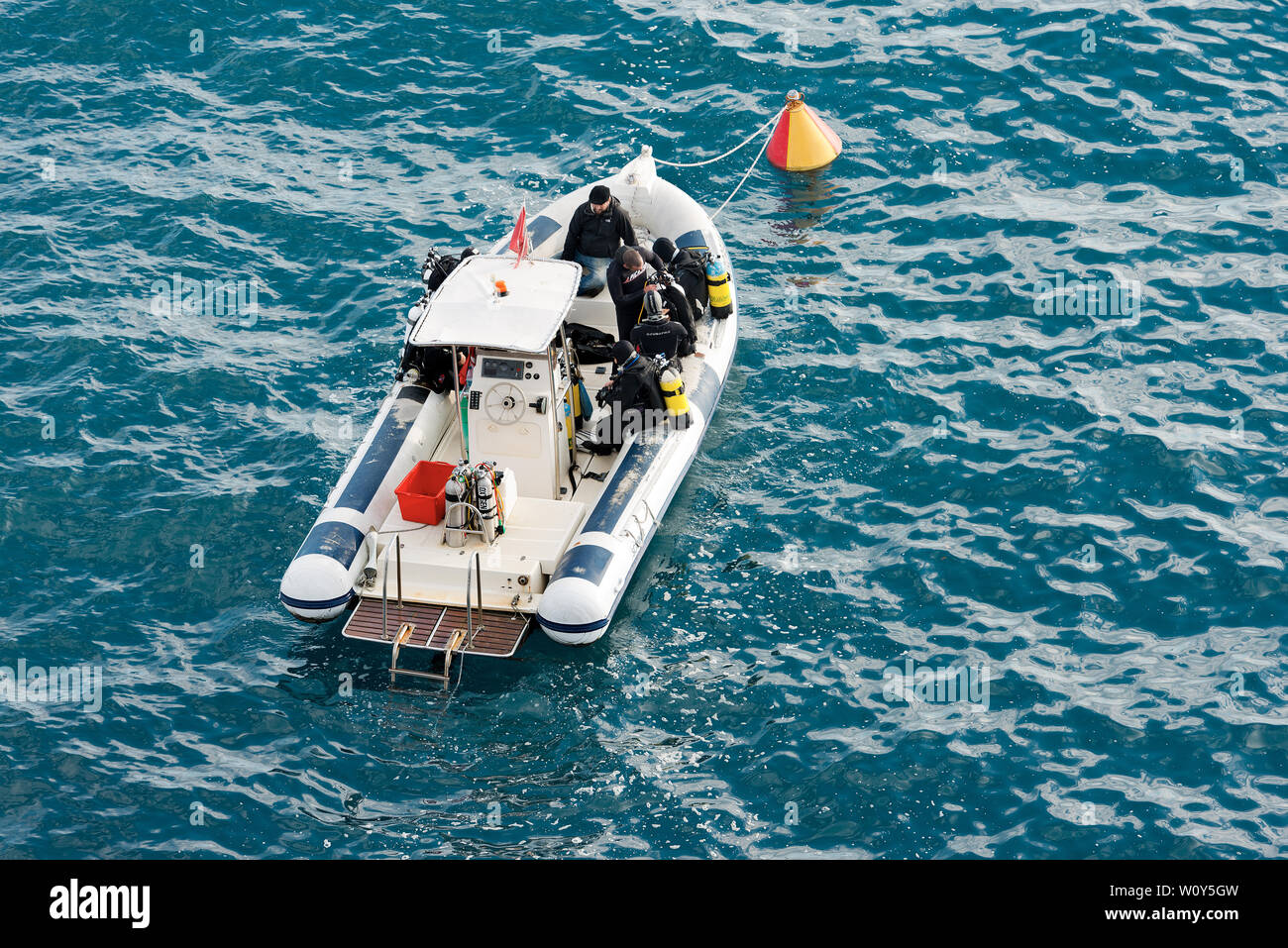 Eine Gruppe von Tauchern auf aufblasbaren Boot machen Sie sich bereit für einen Tauchgang im Mittelmeer. Portofino, Ligurien, Italien Stockfoto