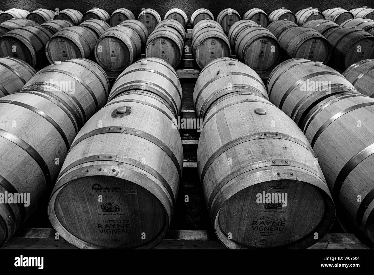 Die Keller des Chateau de Rayne Weinberg in der Nähe von Bordeaux in Frankreich. Fässer Wein sind auf ihren Seiten gespeichert und sorgfältig durch Temperatur gesteuert. Stockfoto