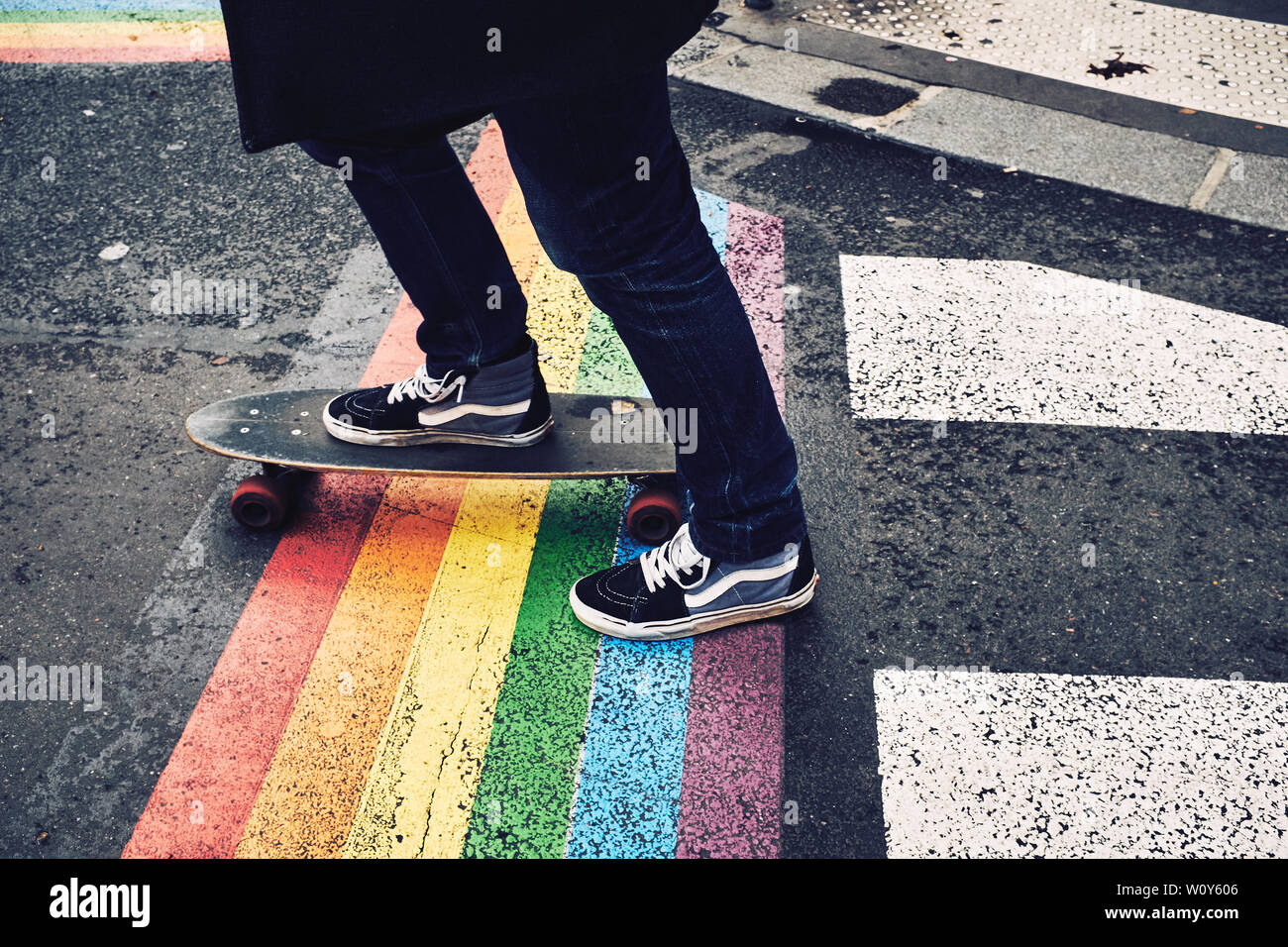 Person auf einem Brett tragen Vans Schuhe auf den Straßen von Paris über  eine bemalte Stolz Flagge Stockfotografie - Alamy