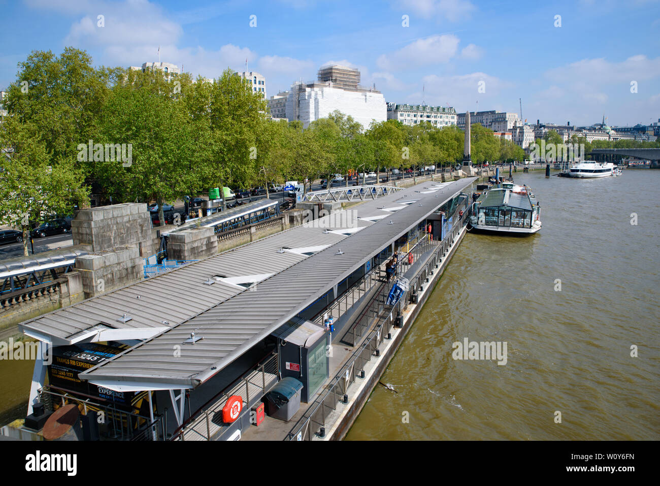 Westminster Millennium Pier am Nordufer der Themse in London, Vereinigtes Königreich Stockfoto