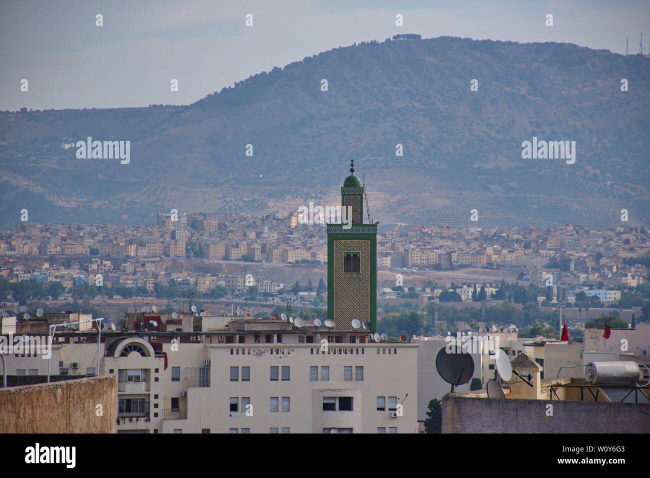 Panorama von der Fes in Marokko mit entfernten Berge im Hintergrund Stockfoto