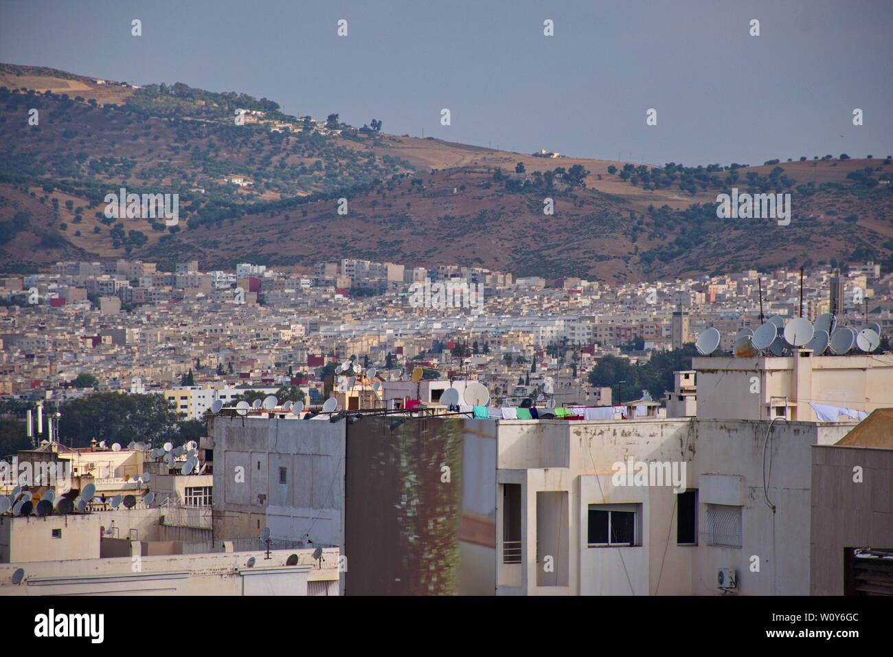 Panorama von der Fes in Marokko mit entfernten Berge im Hintergrund Stockfoto