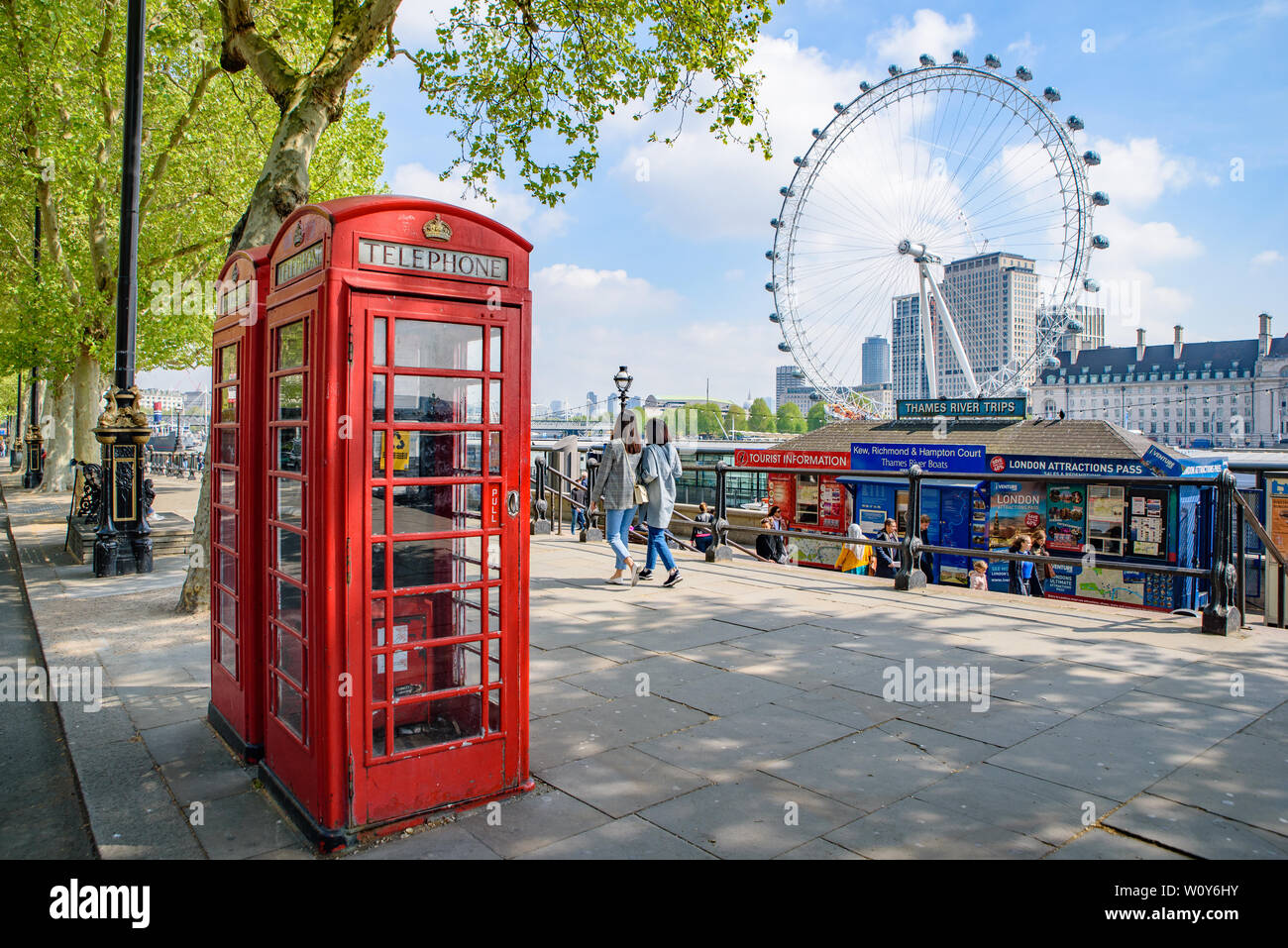 Rote Telefonzelle am Nordufer der Themse bei London Eye im Hintergrund in London, Vereinigtes Königreich Stockfoto