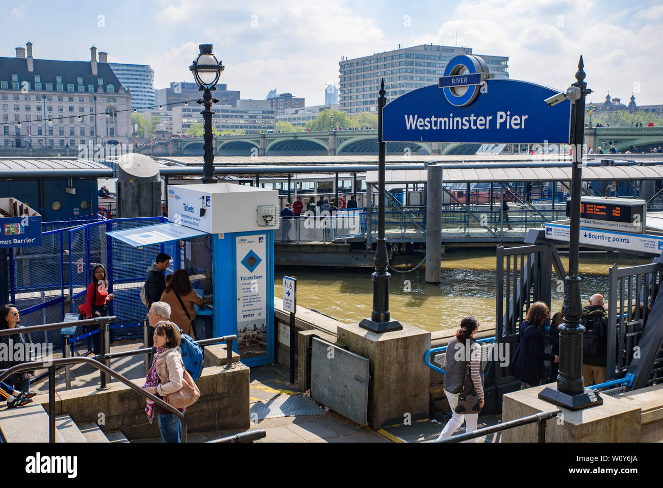 Westminster Millennium Pier am Nordufer der Themse in London, Vereinigtes Königreich Stockfoto