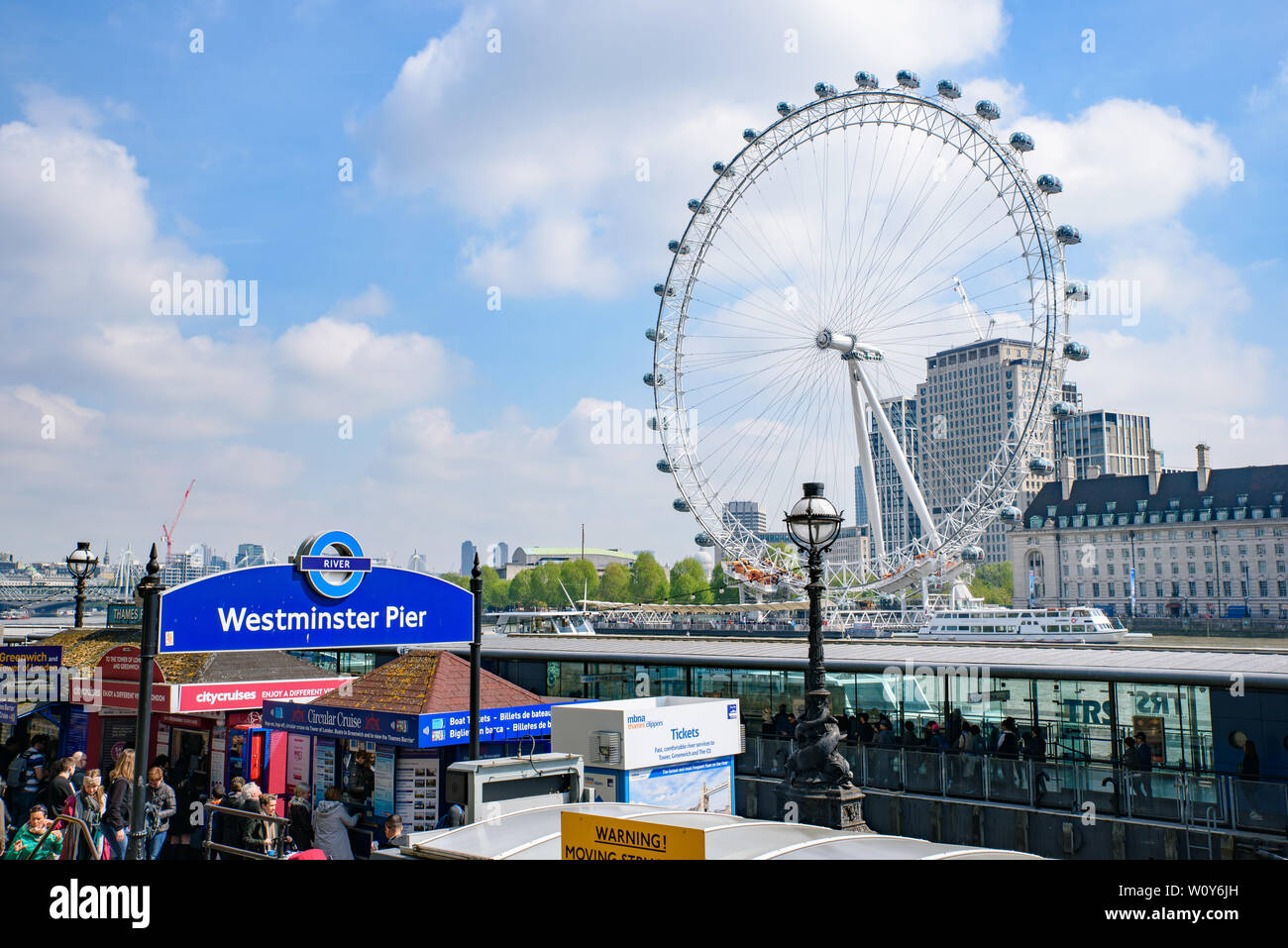 Westminster Millennium Pier am Nordufer der Themse bei London Eye im Hintergrund in London, Vereinigtes Königreich Stockfoto