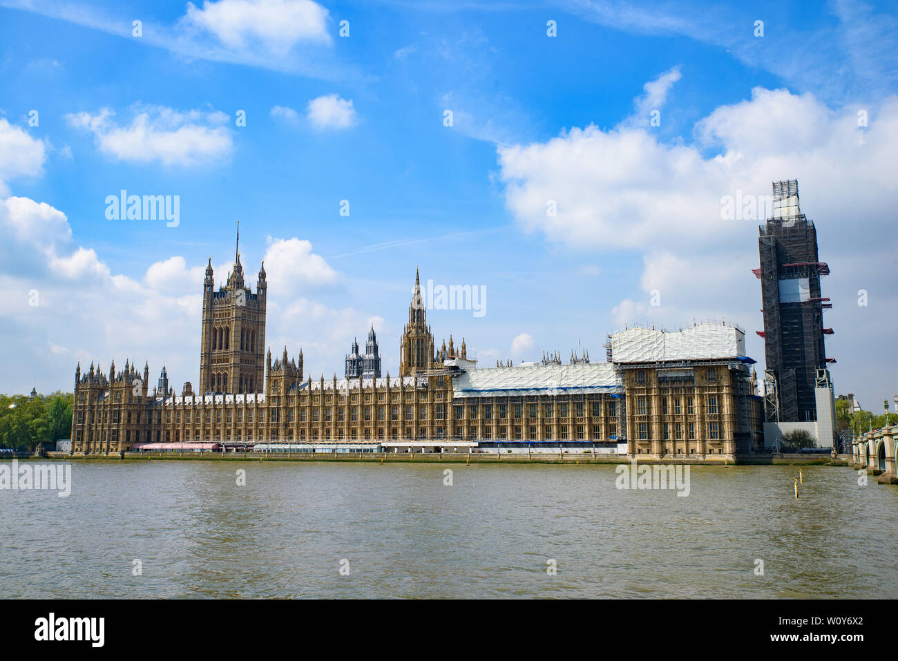 Der Palast von Westminster als die Häuser des Parlaments am Nordufer der Themse in London, Vereinigtes Königreich Stockfoto