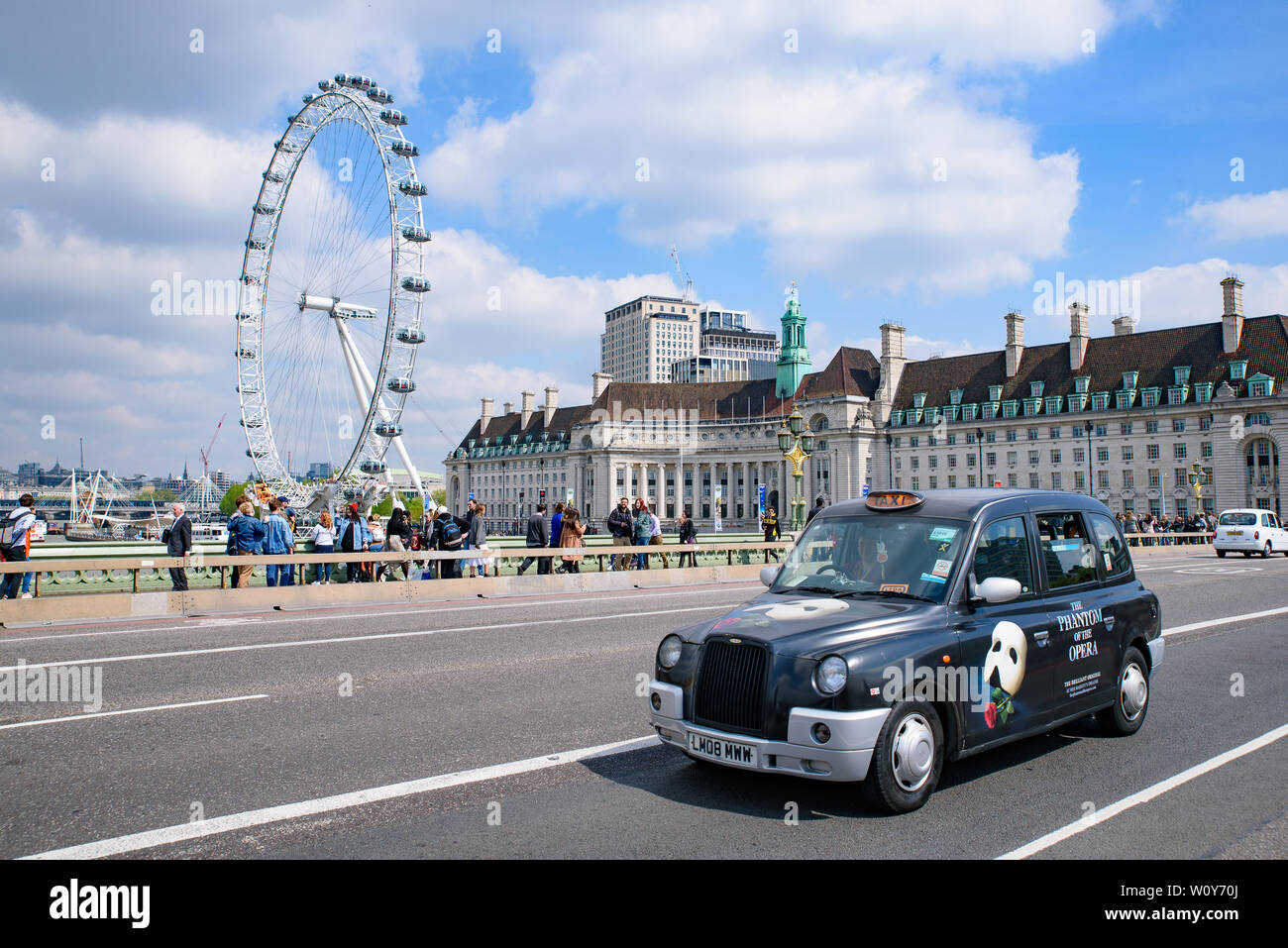 Britische Taxi auf die Westminster Bridge in London, Vereinigtes Königreich Stockfoto