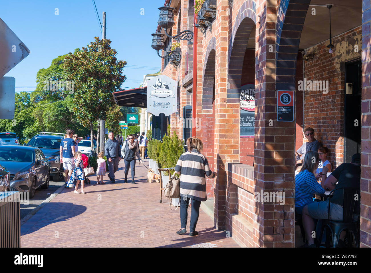 Berry, NSW, Australia-June 9, 2019: Personen, die das lange Wochenende in der kleinen historischen Stadt von Berry Stockfoto