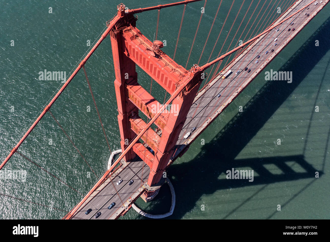 Antenne nach unten an der Fahrspuren auf der Golden Gate Bridge in der Nähe von San Francisco, Kalifornien. Stockfoto