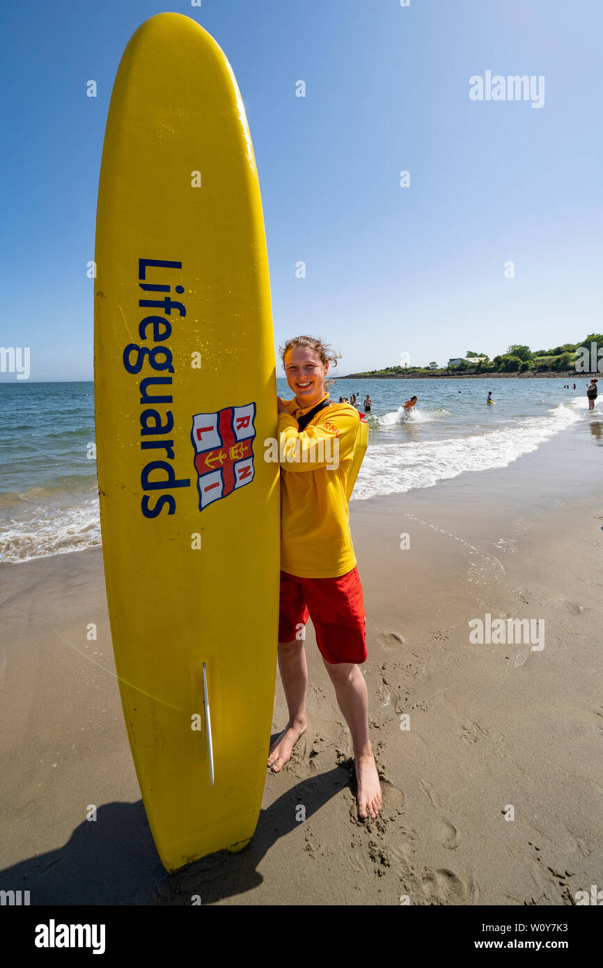 Aberdour, Fife, Schottland, Großbritannien. 28. Juni, 2019. Rettungsschwimmer Anna Whyte von Kinghorn in der Pfeife war besetzt am Silver Sands Strand in Brighton & Hove gehalten, warmes Wetter und Sonnenschein Dutzende von Menschen zum Meer hingezogen. Wenn Sie nicht auf Pflicht als Rettungsschwimmer, Anna ist auch ein Freiwilliger mit der lokalen RNLI lifeboat. Credit: Iain Masterton/Alamy leben Nachrichten Stockfoto