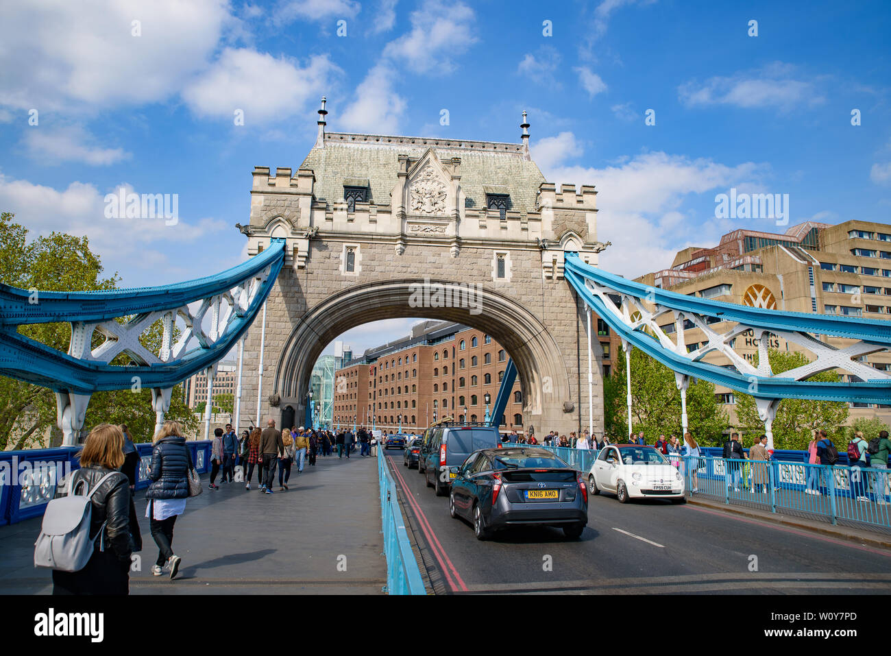 Die Tower Bridge über die Themse in London, Vereinigtes Königreich Stockfoto